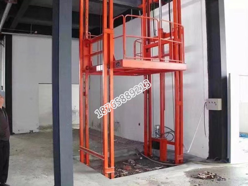 導(dǎo)軌式升降機(jī)